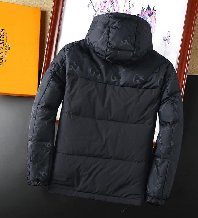 官网款新款羽绒服。这款号称羽绒服届最高端的，全部90绒