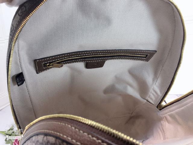 GG高级人造帆布材质，点缀红绿织带等品牌最富特色的经典元素，