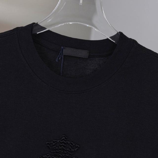 Prada 2025ss早春新品标识特防刺绣短袖t恤，胸前中空绣花图案、