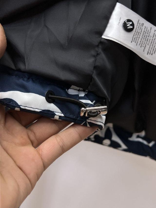 秋冬新款羽绒服。这款号称羽绒服届专业的，三标齐全全部90绒