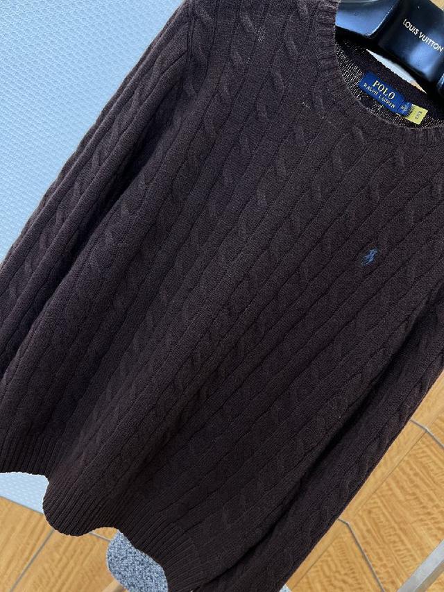 触感亲肤保暖，兼具良好透气性与抗皱性，保证了针织衫的舒适穿着体验与高级质感；领口采用经典圆领设计