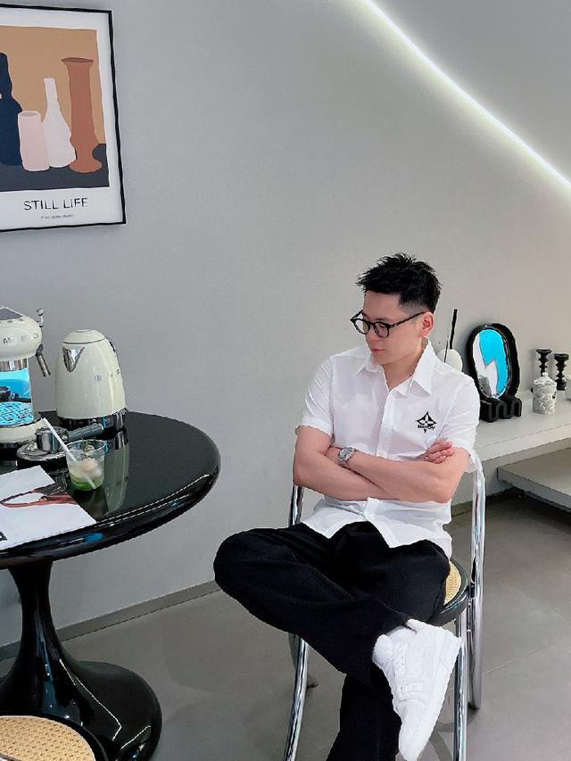 标准版型短袖圆领T恤。深蓝色纯棉材质。定制FENDI Roma1925印花