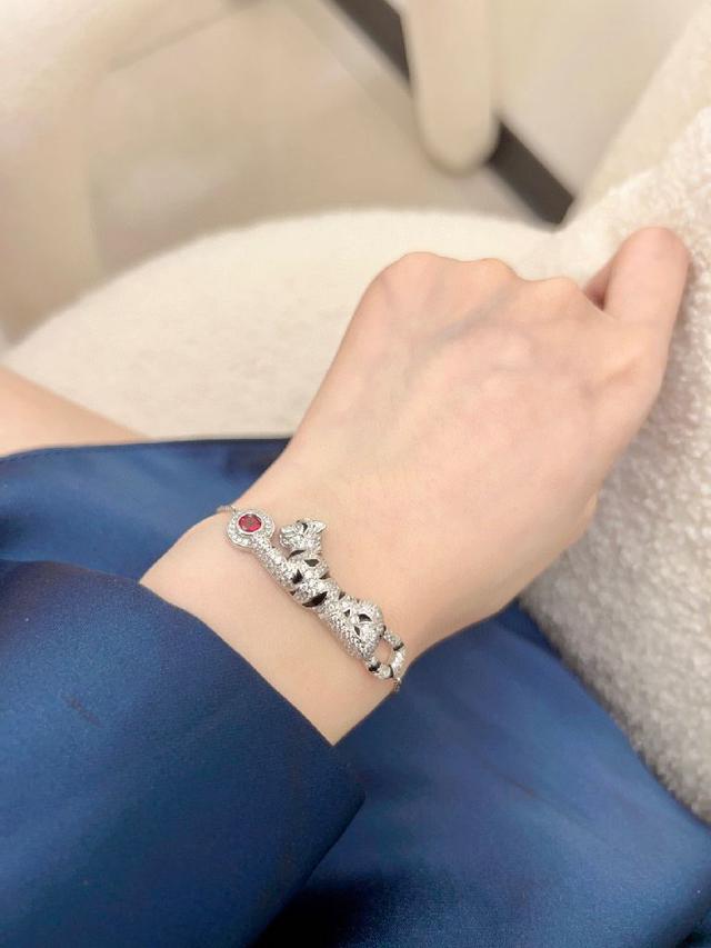 SERPENT BOHÈME耳环  经典而现代，水滴形装饰铺镶钻石，环镶纤细的黄金珍珠