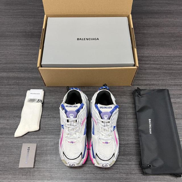 巴黎世家-Runner、是通过溢胶、做旧、缝线等细节，展示了