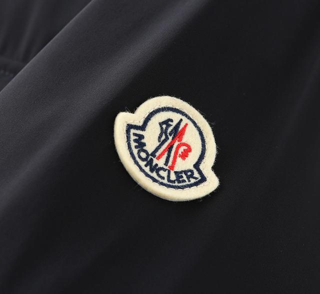 265MONCLER2025秋冬最新款羽绒服。翻领衬衣款设计，商务与休闲