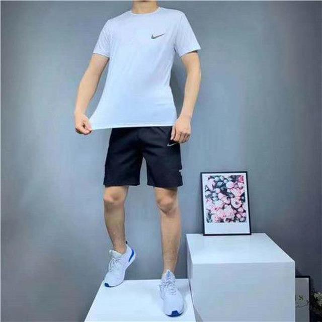 官网绣翻领现货！采用原版面料 翻领和袖口标志性格子拼接 衣领处有