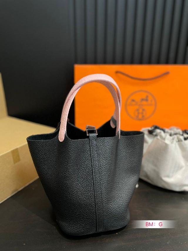 Lv CaPucines 藤编包 野餐包 新品，简洁的线条，并且相当实用，