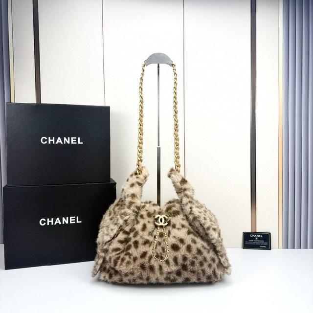 双C Logo搭配皮穿链，奢华又吸睛。