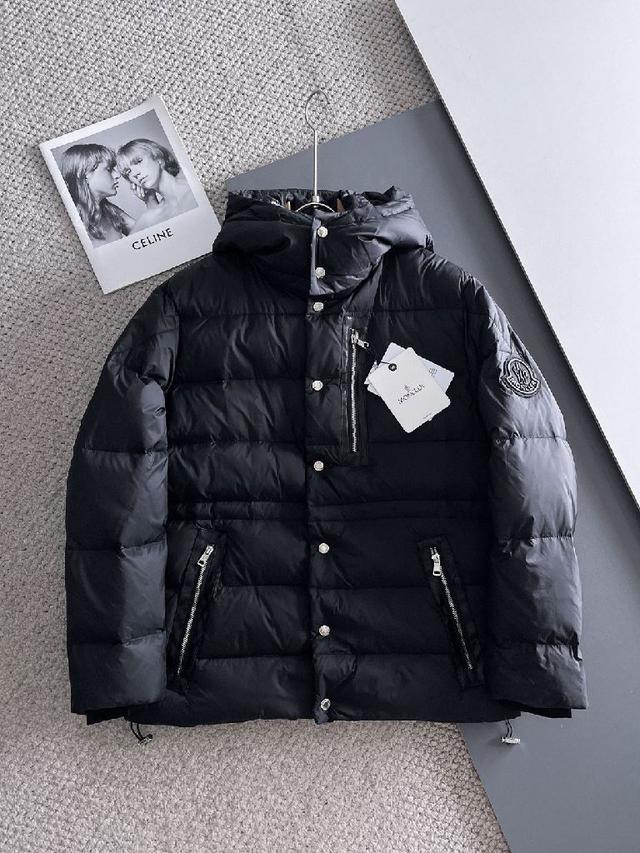 新款羽绒服。这款号称羽绒服届最贵的，全部90绒
