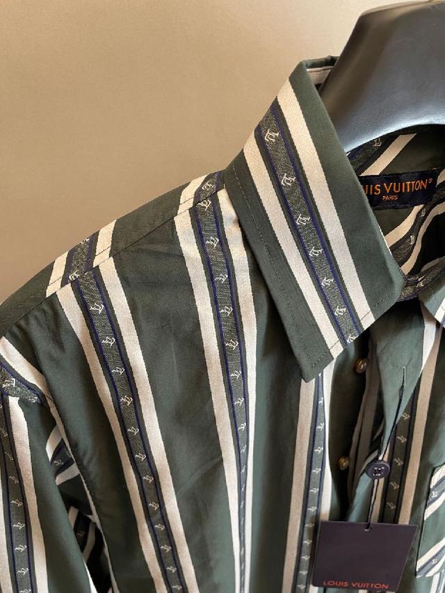 这款短袖衬衫将实用细节与运动元素相结合  面料采用再生尼龙