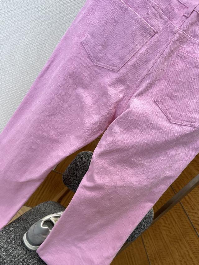 穿脱便捷且视觉整洁有序，既能单穿彰显随性，也能内搭打造叠穿层次