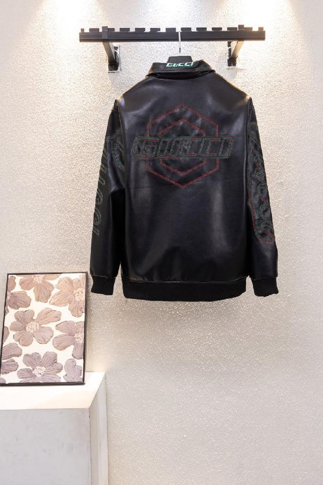 内身高级绸面衬里夹棉，不但有光泽度还有满身的提花logo，搭配内袋上的贴布刺绣镂空铭牌