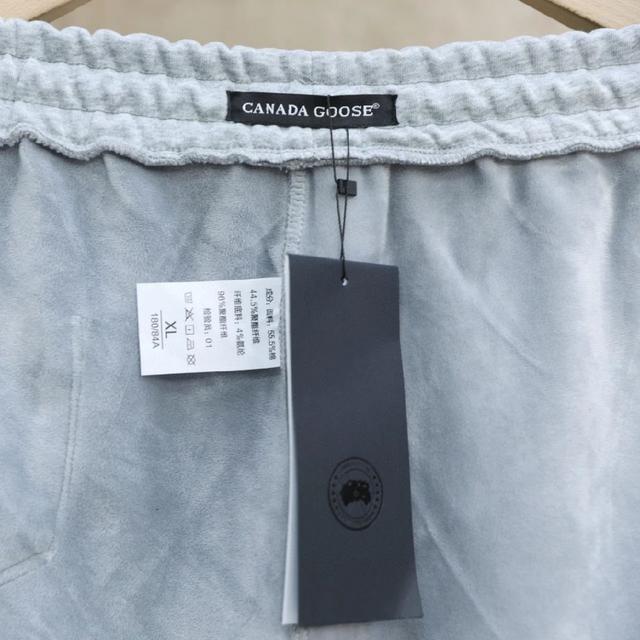 一款真正能从秋穿到冬的百搭连帽卫衣，无论通勤、出街还是休闲场合，都能轻松拿捏造型感。