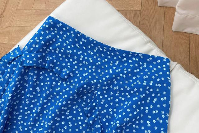 是整件衣服的视觉核心 采用高弹坑条针织面料 紧密贴合身形