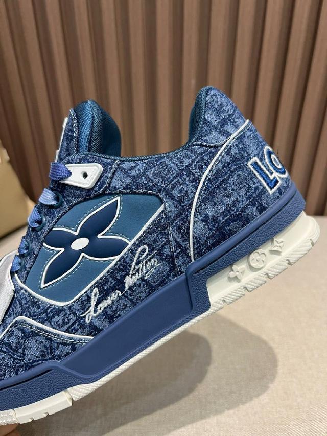 采用头层牛皮制成，进口定制专用印花牛仔布包裹，粗鞋带系带设计