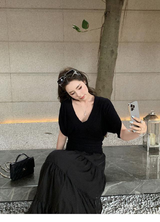 有一点上宽下紧的感觉随身而动非常松弛  大V领设计