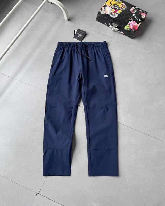 翻领CD经典设计 搭配镌刻“DIO*”标志的纽扣 胸前贴袋，直筒底边，100% 棉。