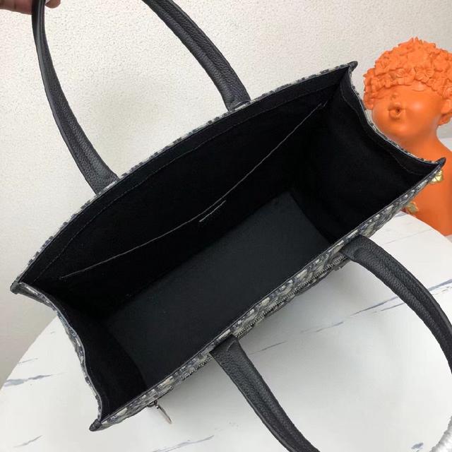 抢鲜来袭胸包，FENDI正面口袋有拉链，黑色尼龙和小牛皮材质