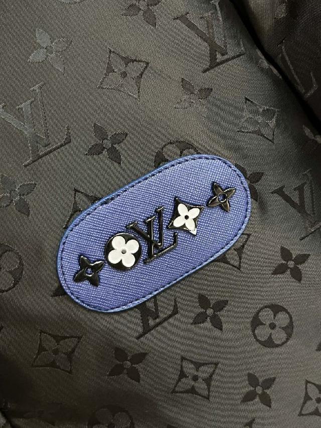 春冬新款羽绒服。这款号称羽绒服届最贵的，全部90绒的