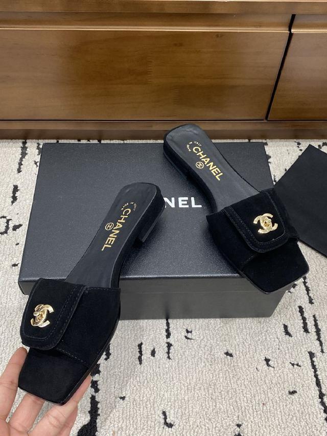 这双拖鞋便成了法式优雅的新注脚 经典从不是墨守成规 而是复刻的心动