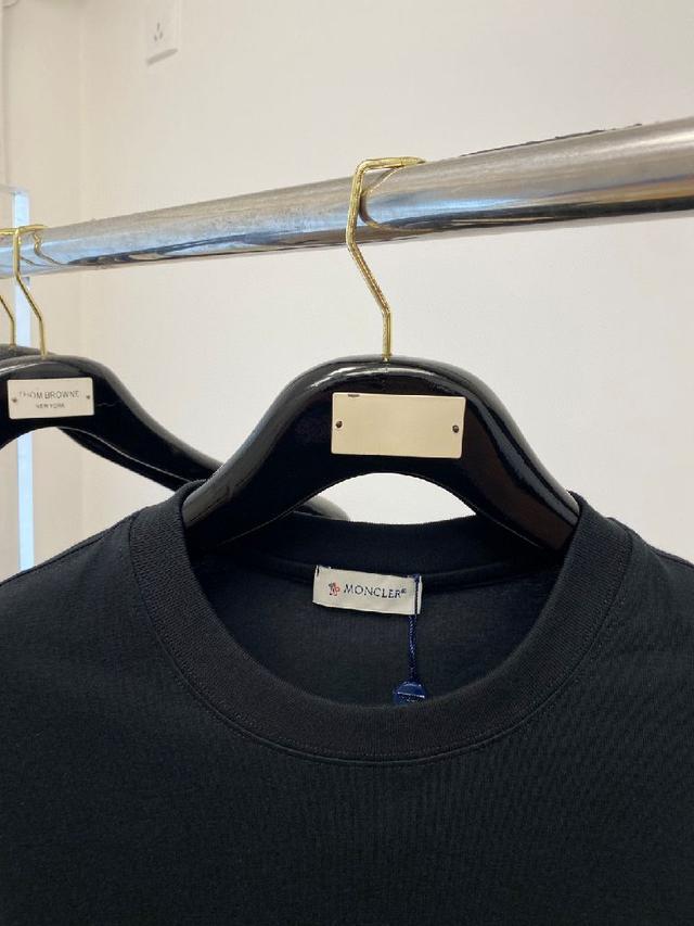 新品短袖T恤，帅气时尚，胸前图案字母logo，简约百搭款。面料