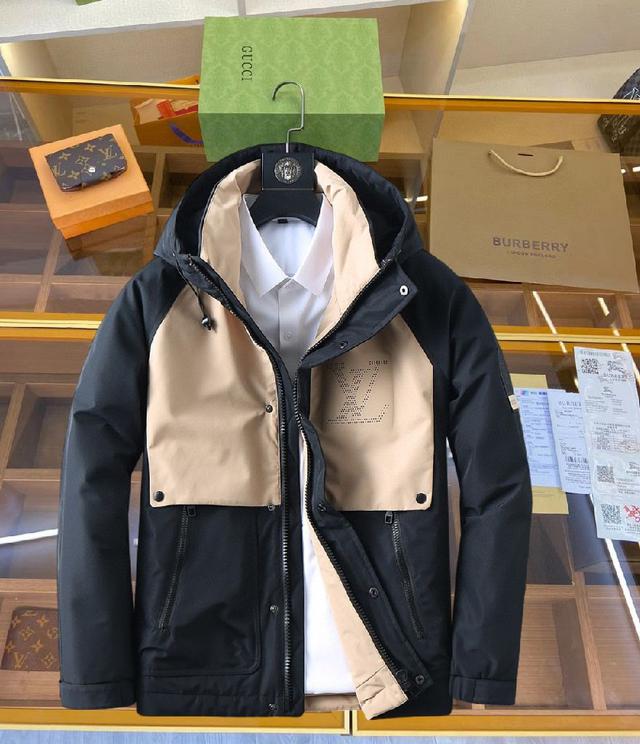 这款号称羽绒服届最贵的，全部90绒的。带着经典的Logo组合搭配，第一眼看到就是满满的