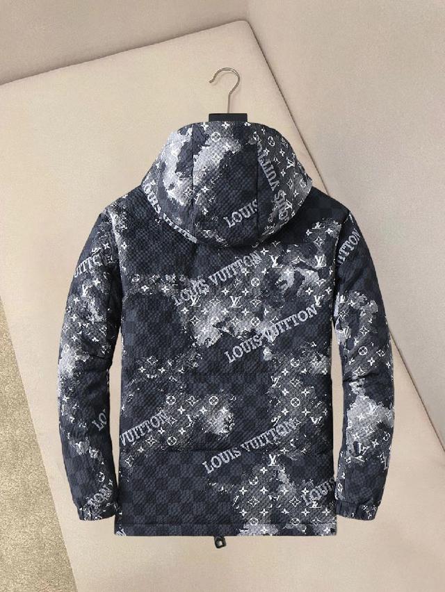 秋冬新款羽绒服。这款号称羽绒服届最贵的，全部90绒的。