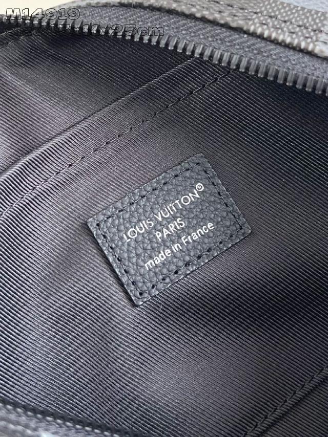 本款 Avenue 小号单肩包选用 Monogram Eclipse 涂