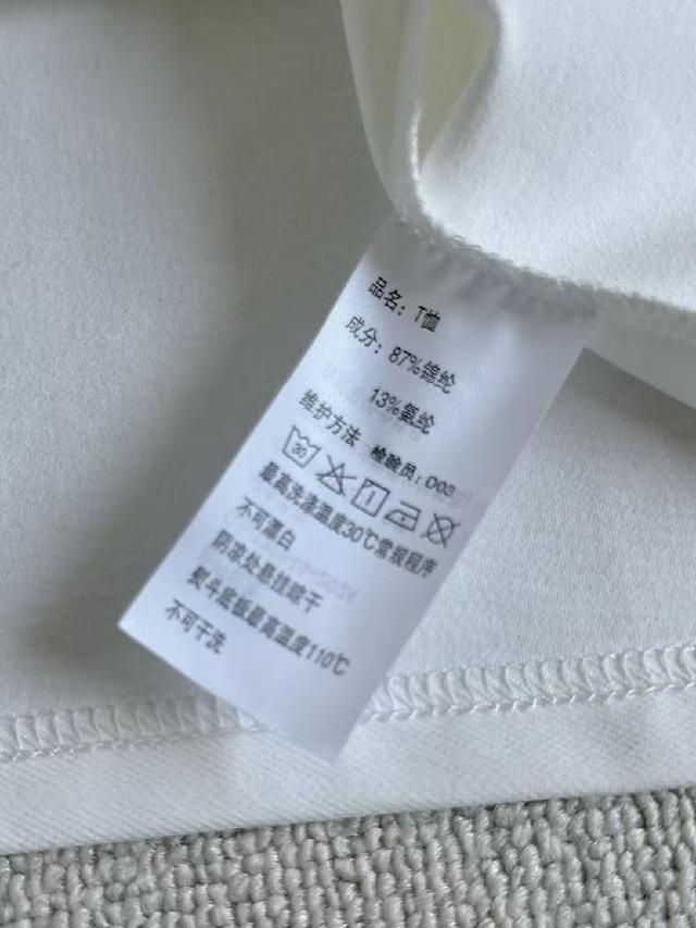 不粘身不黏腻！排汗吸湿！采用了小翻领+门襟排扣的设计