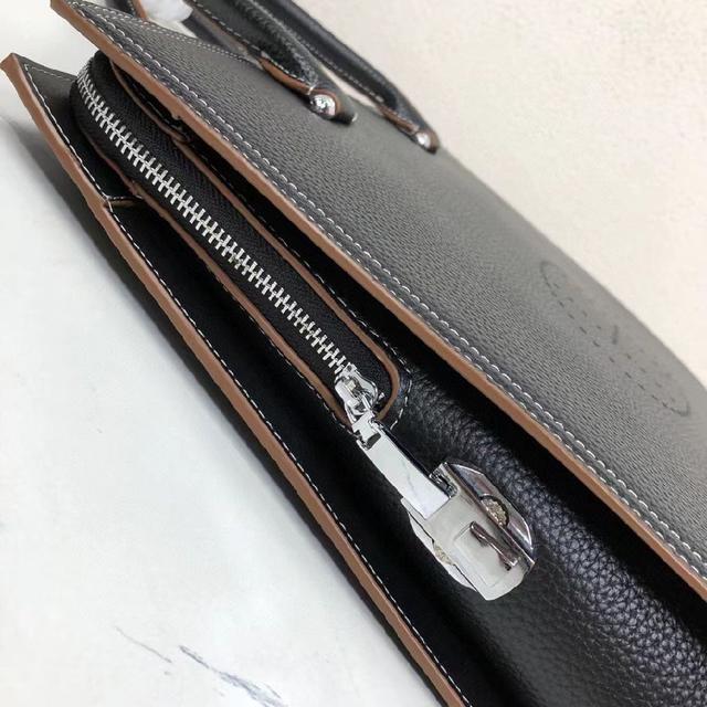 意大利奢侈大品牌，男士双肩背包，翻盖头层牛皮