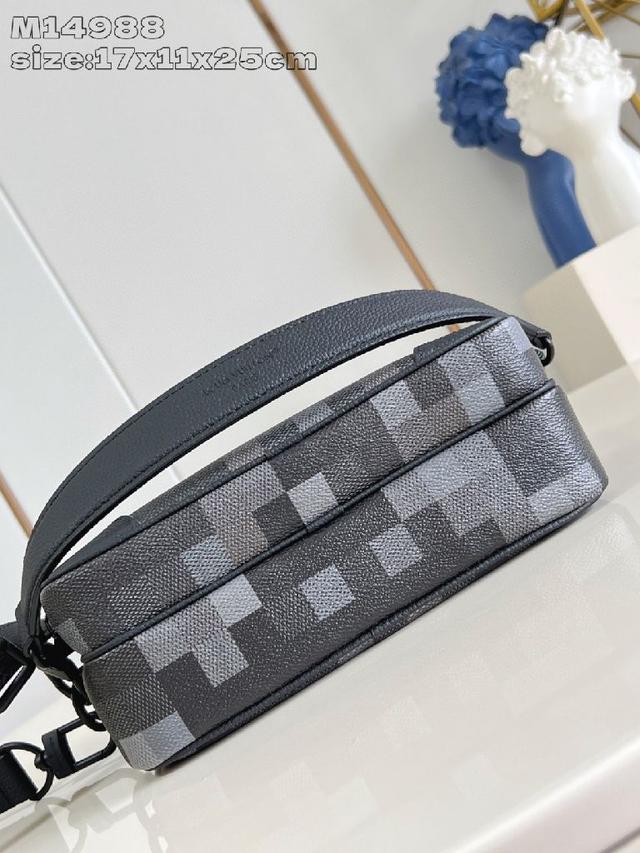 本款 Avenue 小号单肩包选用 Monogram Eclipse 涂