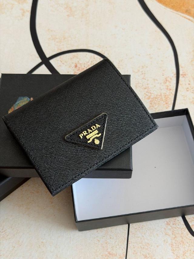 型号1MV204，十字纹牛皮制作，可放硬币 尺寸11.2×9.5cm，夏日出门短夹放小包里刚