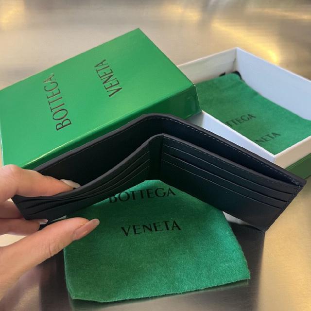 两折扣短夹式   纯手工编织 原厂牛皮。柔软度刚刚好  会