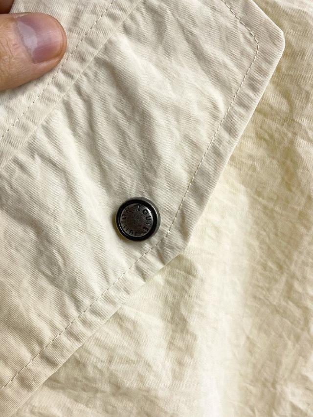 顶🔝版羊毛混纺面料呈现。轻盈柔软的面料经过成衣染色