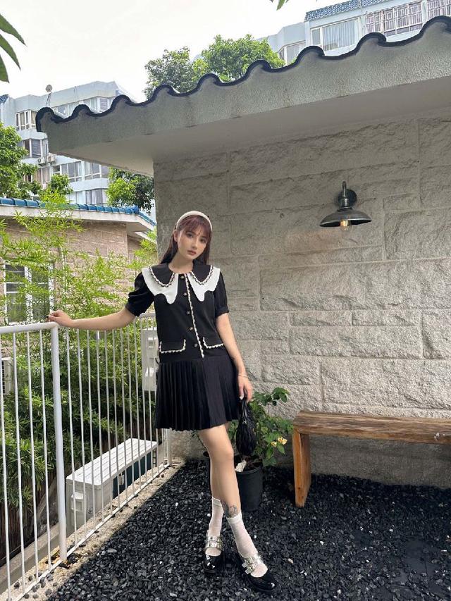 海军大翻领连衣裙 整个撞色搭配设计yyds