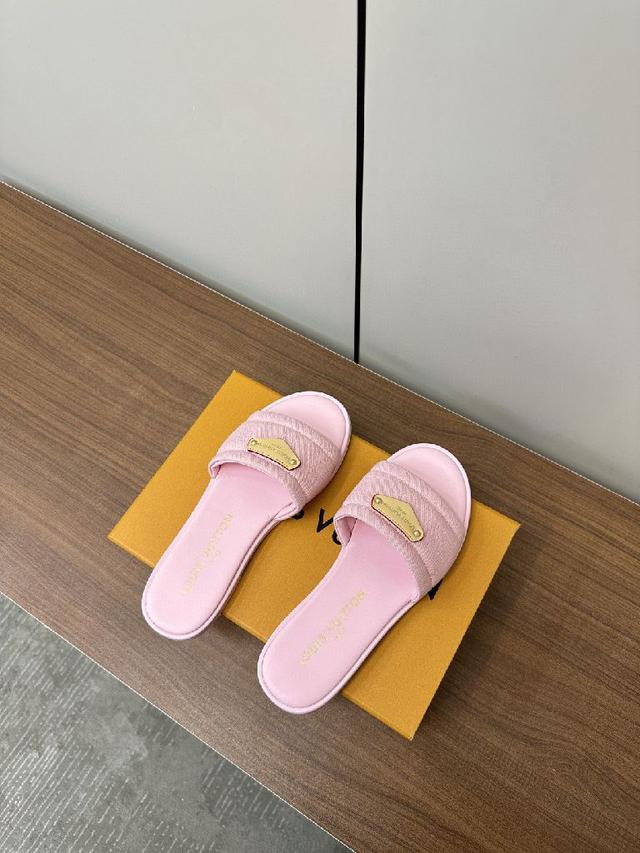 这款 Helios 凉鞋采用漂白Monogram 牛仔帆布制成，搭配天然皮革饰边