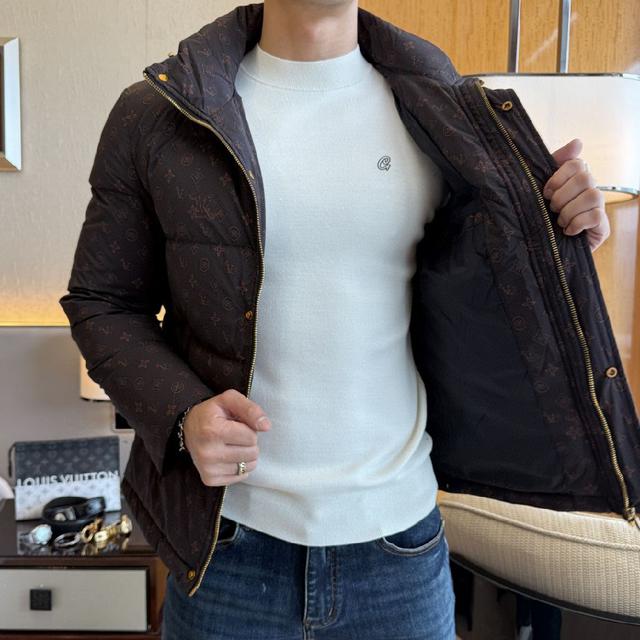 秋冬新款羽绒服。这款号称羽绒服届最贵的，全部90绒的