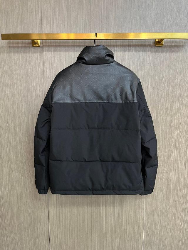 新款羽绒服。这款号称羽绒服届最贵的，全部90绒的