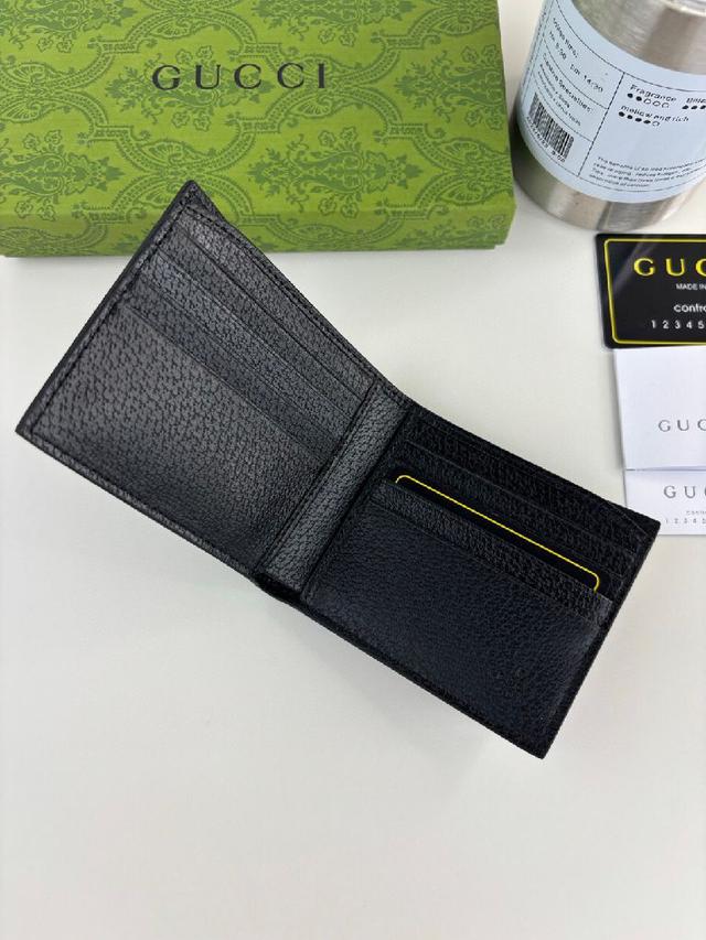 这款男士钱包将经典GG Supreme啡色帆布与蓝色GG配件匠心糅合