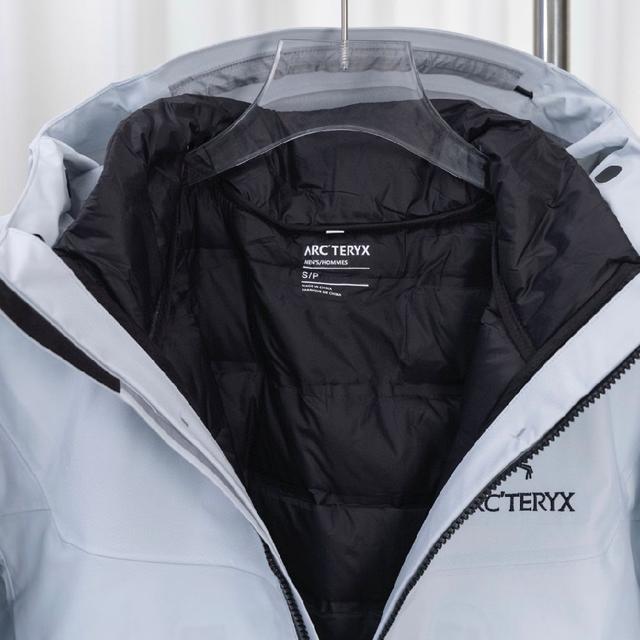 进入高山口袋设置在高位，VISLON中央正面拉链，