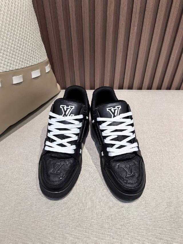 原版购入开发 做货 本款  Trainer 以柔软 Der 压纹牛皮革续写经典设计