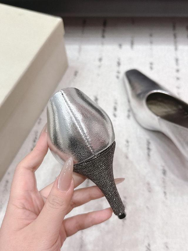 这个不需要多说 女人太懂一双好鞋的重要性了 避免各种摩擦磨脚 细腻的质感