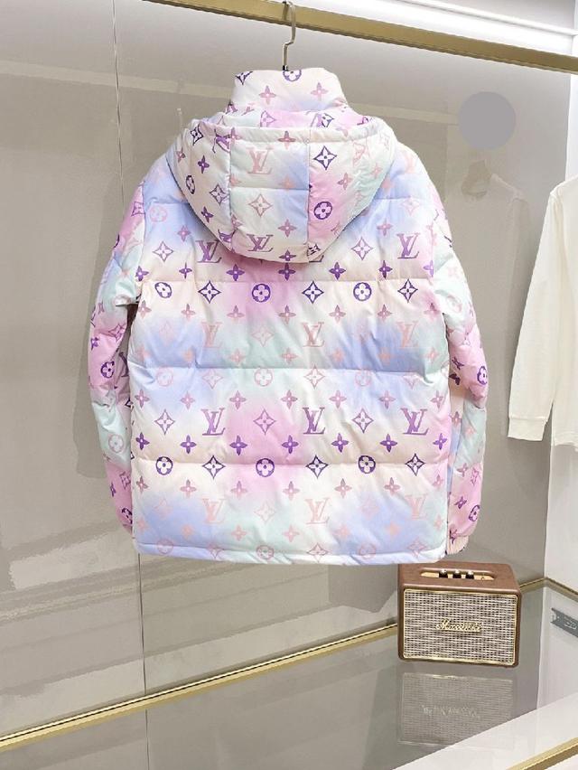 官网款2025秋冬新款羽绒服。这款号称羽绒服届最高端的