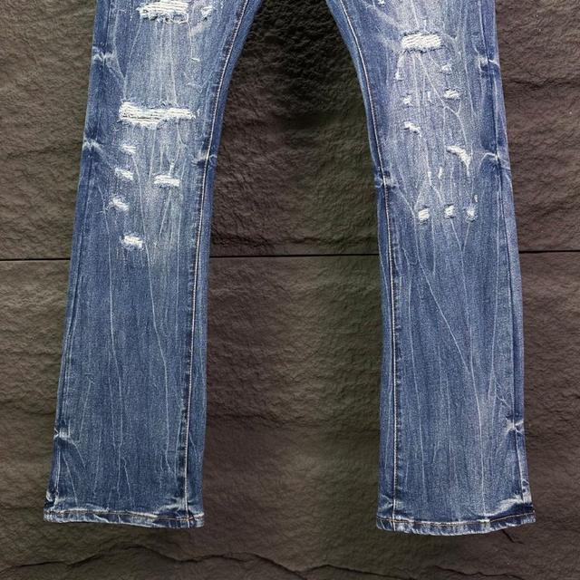 不同水洗质感的款式，对腿细腿粗人士十分友好，微喇的版型