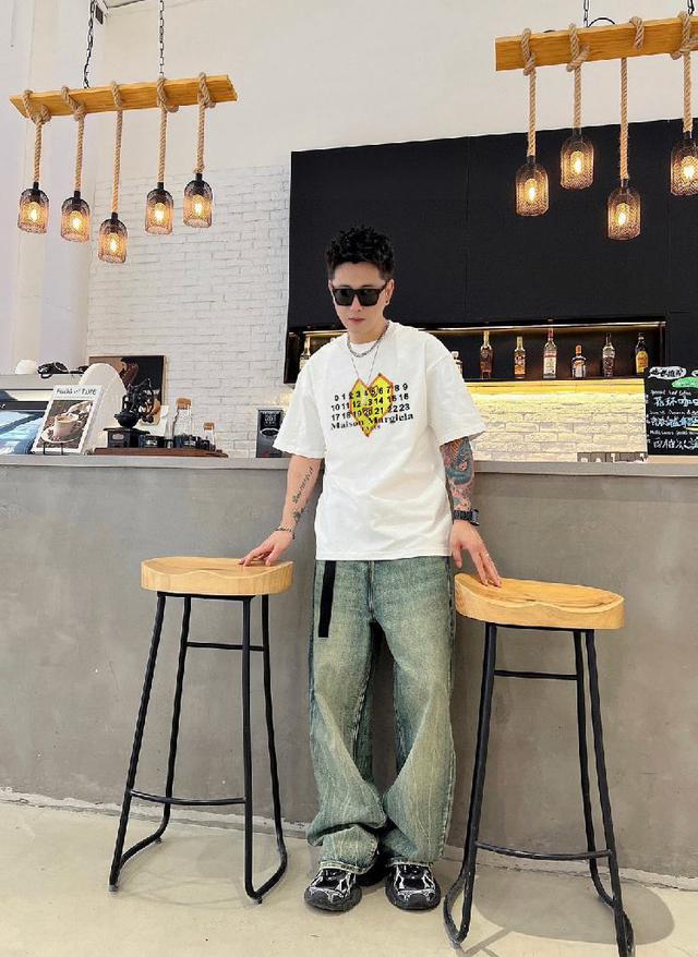 巴宝莉 新款字母印花双层重工短袖T桖  字母图案不管是T桖