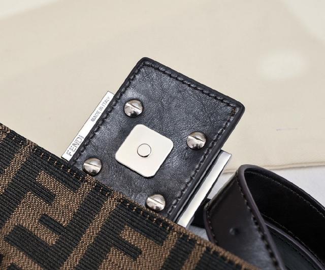 Chanel‼经典️系列🤟🏻🤟🏻独特设计肩背手提两用的扣盖包🙌Ⓜ️独一无二的材质