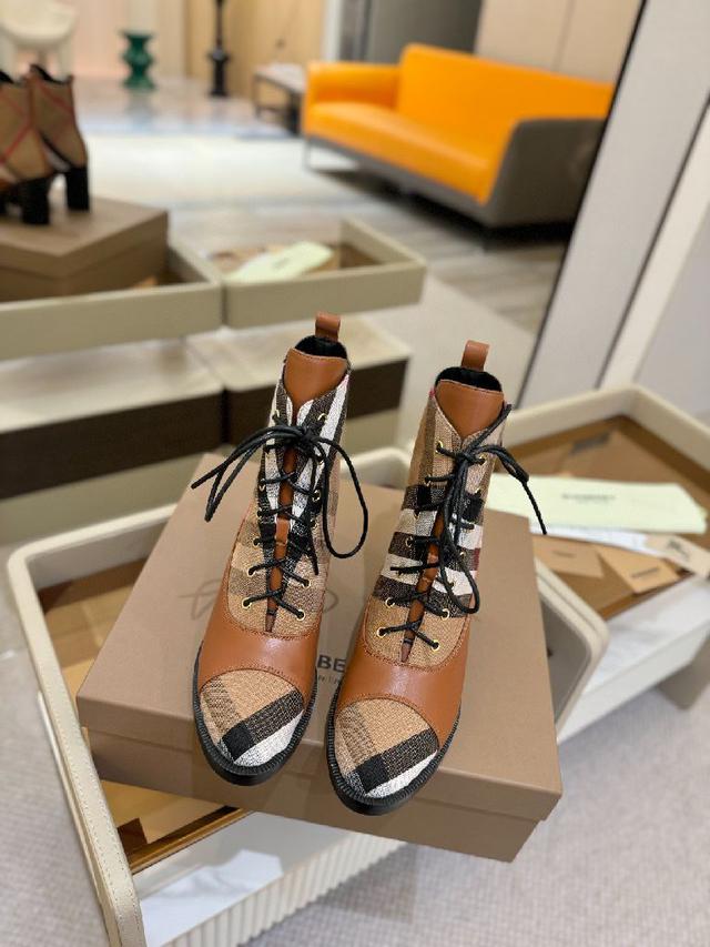 𝘽𝙪𝙧𝙗𝙚𝙧𝙧𝙮𝙮 博柏利2025最新独家推出高跟 慵懒的复古优雅知性风格 💋