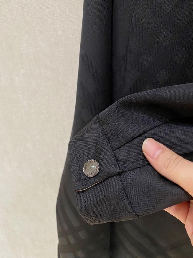 面料选用日本东丽公司订制面料（一线奢侈品成衣御用面料商）具备防水防风特性