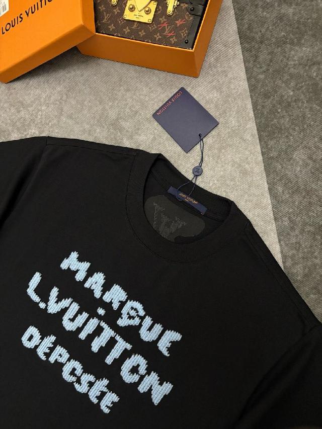 正面采用浅蓝色毛线质感的立体刺绣，呈现“MARQUE L.VUITTON DÉPOSÉE”字样