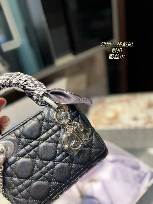 系列链带肩背包采用颇具结构感的柔软造型和超大号翻盖封口